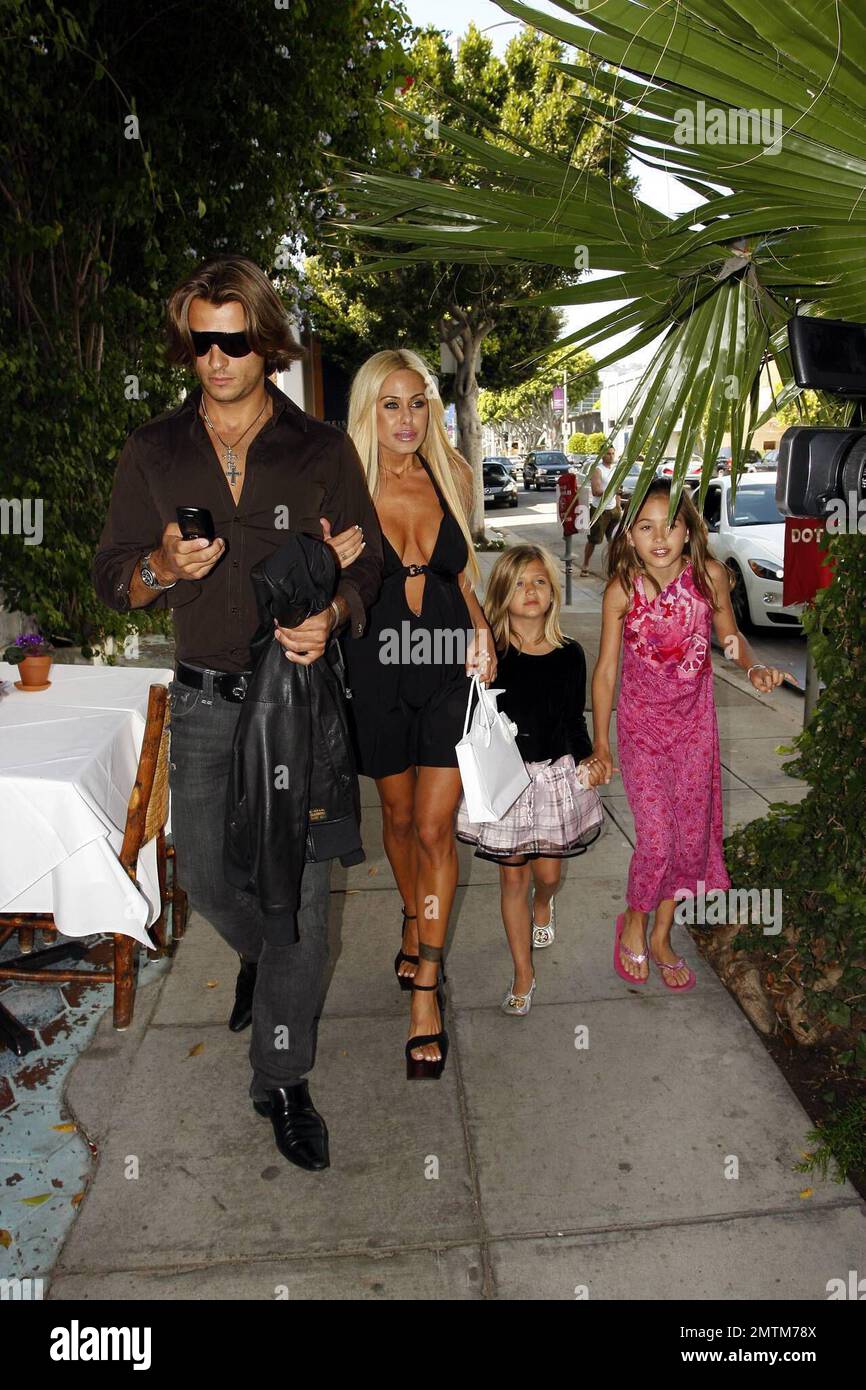 Shana Sand with her daughters and boyfriend shop at the Chanel store on Robertson  Blvd. and then stroll down the street past The Ivy. Los Angeles, CA. 6/1/08  Stock Photo - Alamy