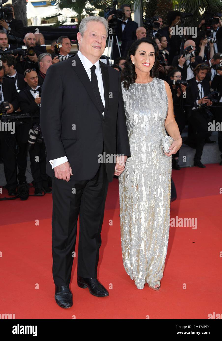 Former US President Al Gore, left, and Elizabeth Keadle pose for(06)