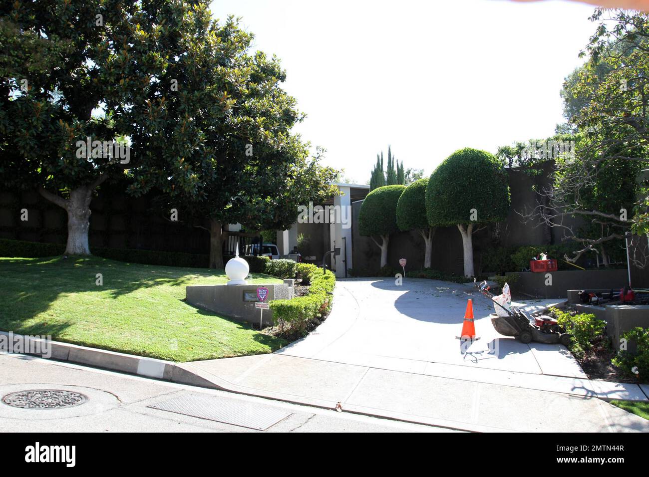 Is this the house that Simon Cowell is giving Lauren Silverman? Simon