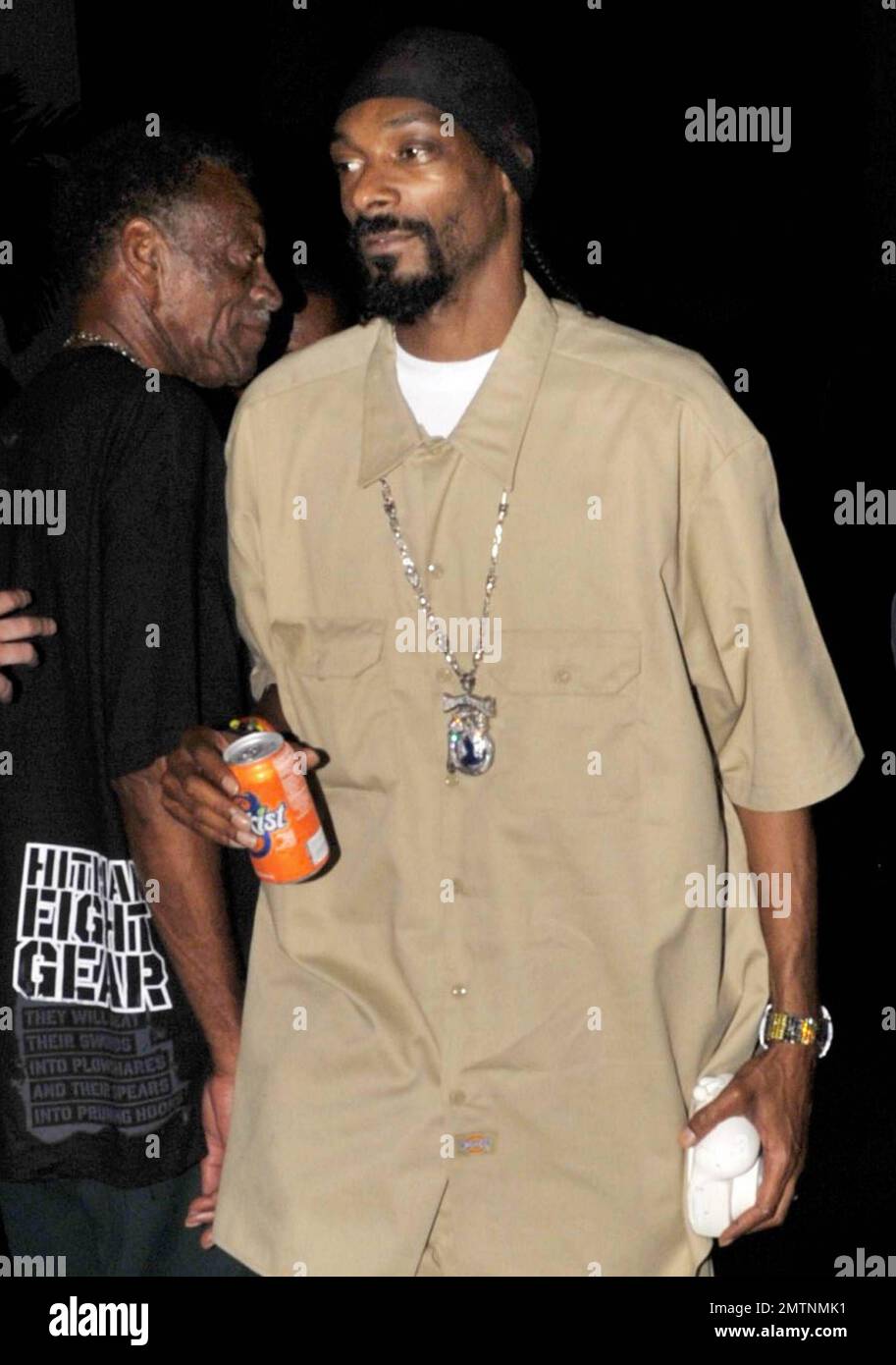 Rapper Snoop Dogg (Cordozar Broadus) poses with fans and bypasses ...