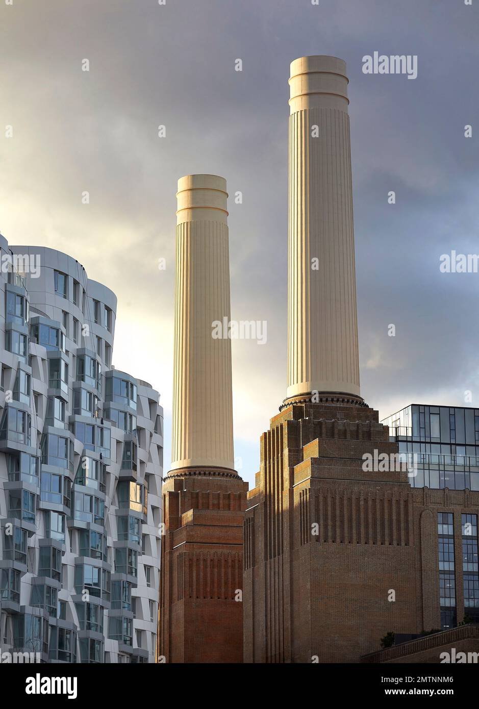 Prospect place in juxtaposition to iconic BPS chimneys. Prospect Place Battersea Power Station Frank Gehry, London, United Kingdom. Architect: Frank G Stock Photo