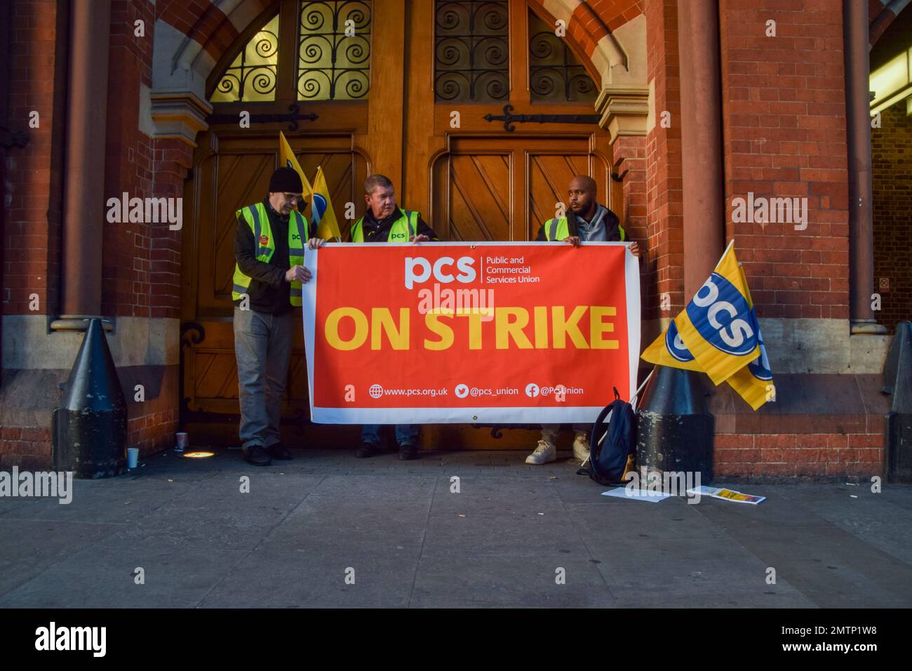London, UK. 1st February 2023. PCS (Public and Commercial Services Union) picket outside St Pancras International Station, as Border Force workers go on strike. The day has seen around half a million people staging walkouts around the UK, including teachers, university staff, public service workers and train drivers. Credit: Vuk Valcic/Alamy Live News. Stock Photo