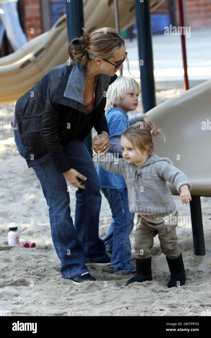 L'attore 'Spiderman' Tobey Maguire trascorre il giorno di San Valentino con  la moglie Jennifer Meyer e la figlia Ruby Sweetheart in un parco giochi di  Beverly Hills. Maguire e Meyer si aspettano