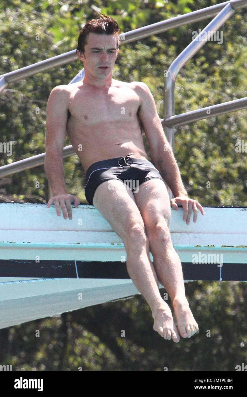drake-bell-barefoot
