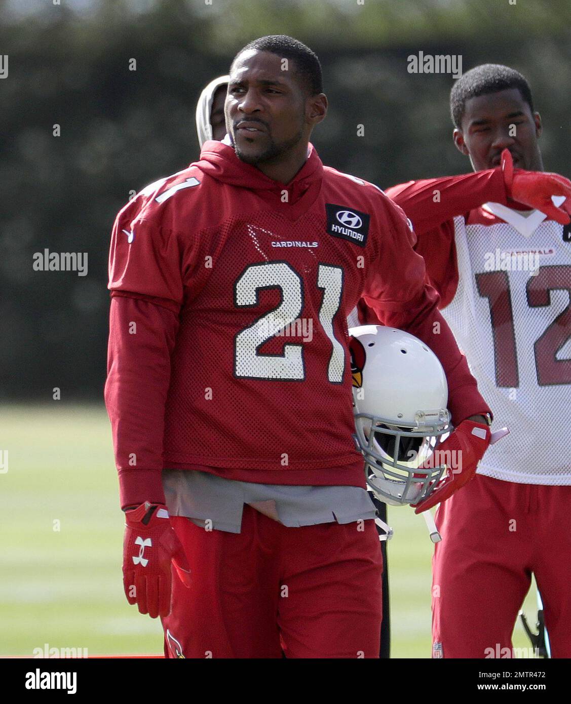 Arizona Cardinals' NFL football player Patrick Peterson (21) watches  teammates run drills during a voluntary team workout, Tuesday, May 16,  2017, in Tempe, Ariz. (AP Photo/Matt York Stock Photo - Alamy