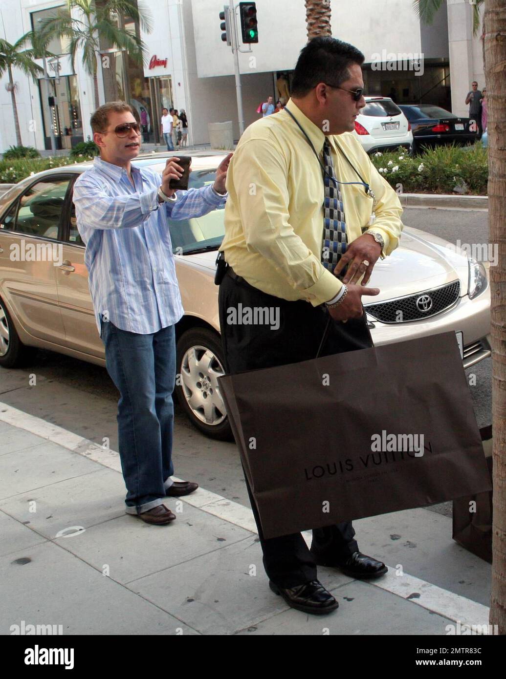 Exclusive!! Scott Storch gives directions on how to load his $450,000 Mercedes  Benz with bags full of designer Louis Vuitton clothes. 9/18/05 Stock Photo  - Alamy