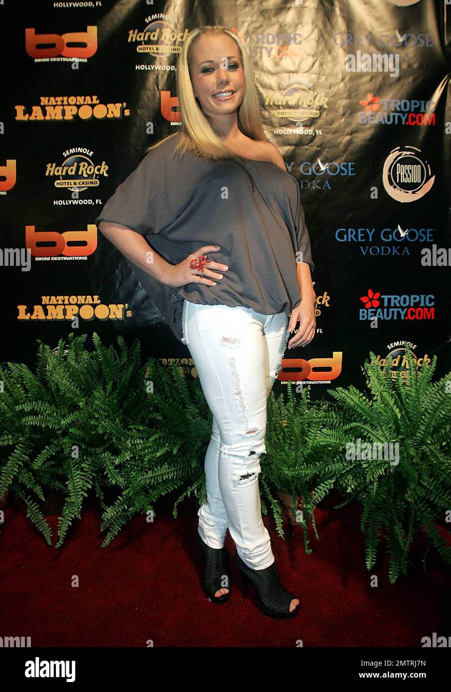 Kendra Wilkinson appears on the red carpet prior to the her "Super ...