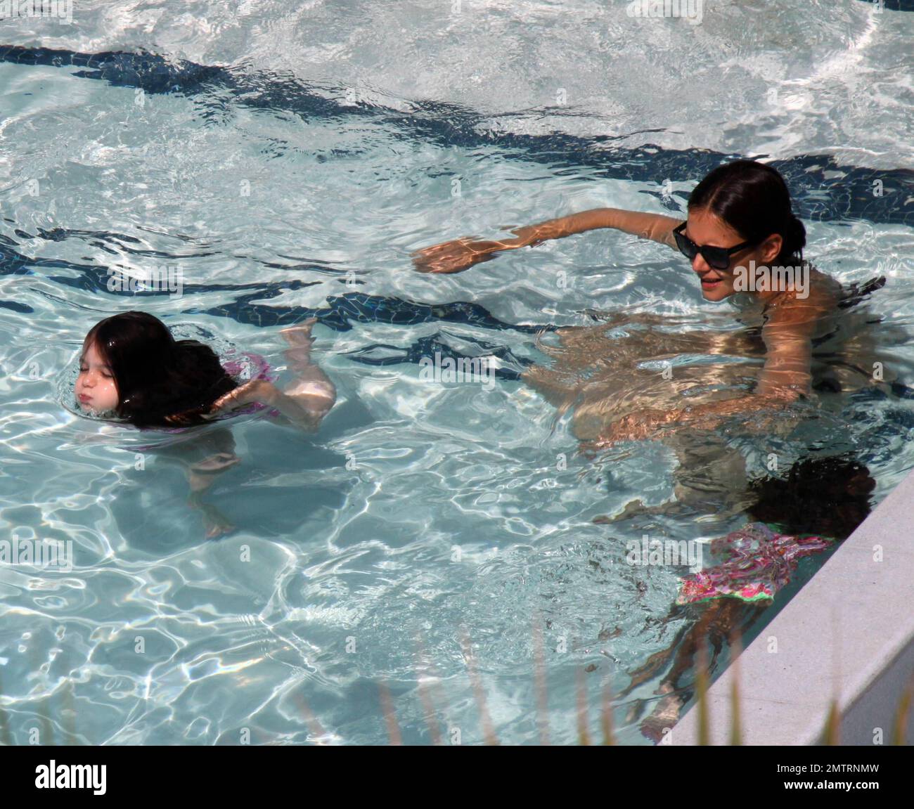 Suri Cruise shows off her improving swimming skills in the pool. Suri(01)