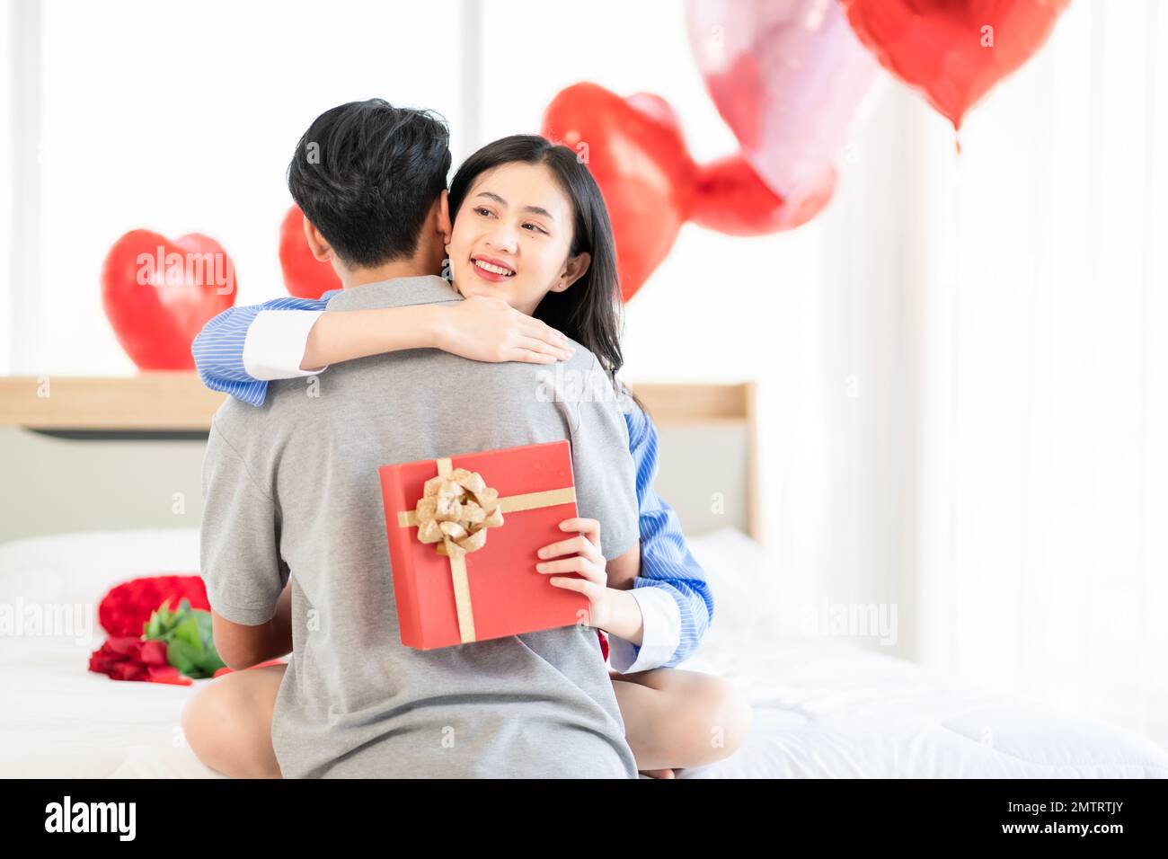 Couple giving each other gifts hi-res stock photography and images - Alamy