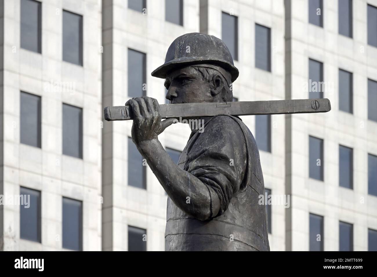 London, England, UK. Statue of a Building Worker (Alan Wilson, 2006) on Tower Hill. Wreaths are laid here every year on 28th Apr Stock Photo