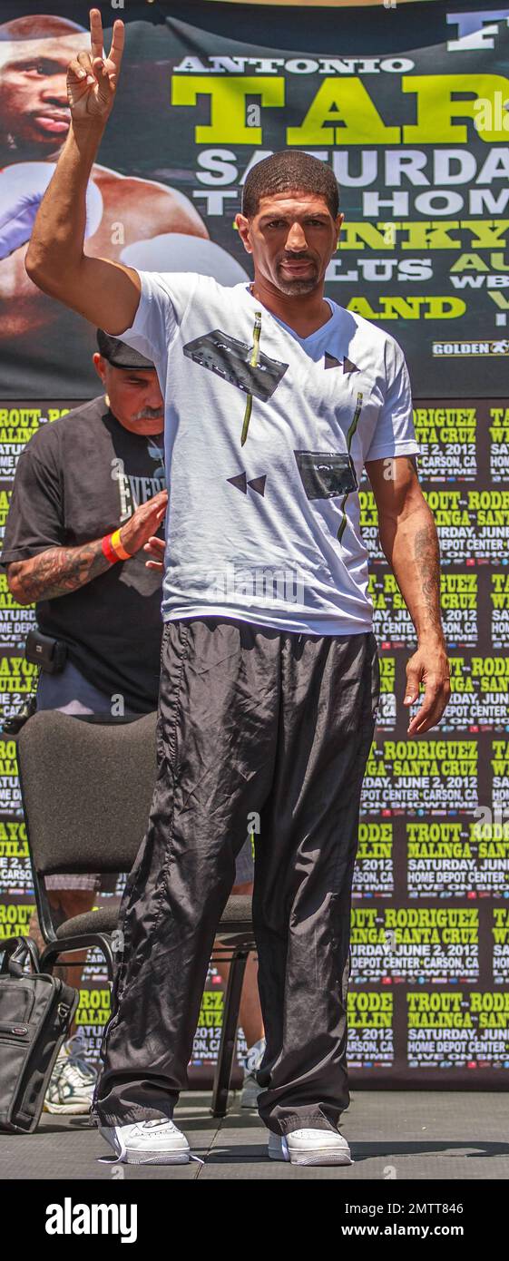 Boxer Ronald 'Winky' Wright (51-5-1, 25 KO's) walks in for the official weigh-in at Nokia Theater Plaza Weigh-In. Los Angeles, CA. 1st June 2012. Stock Photo