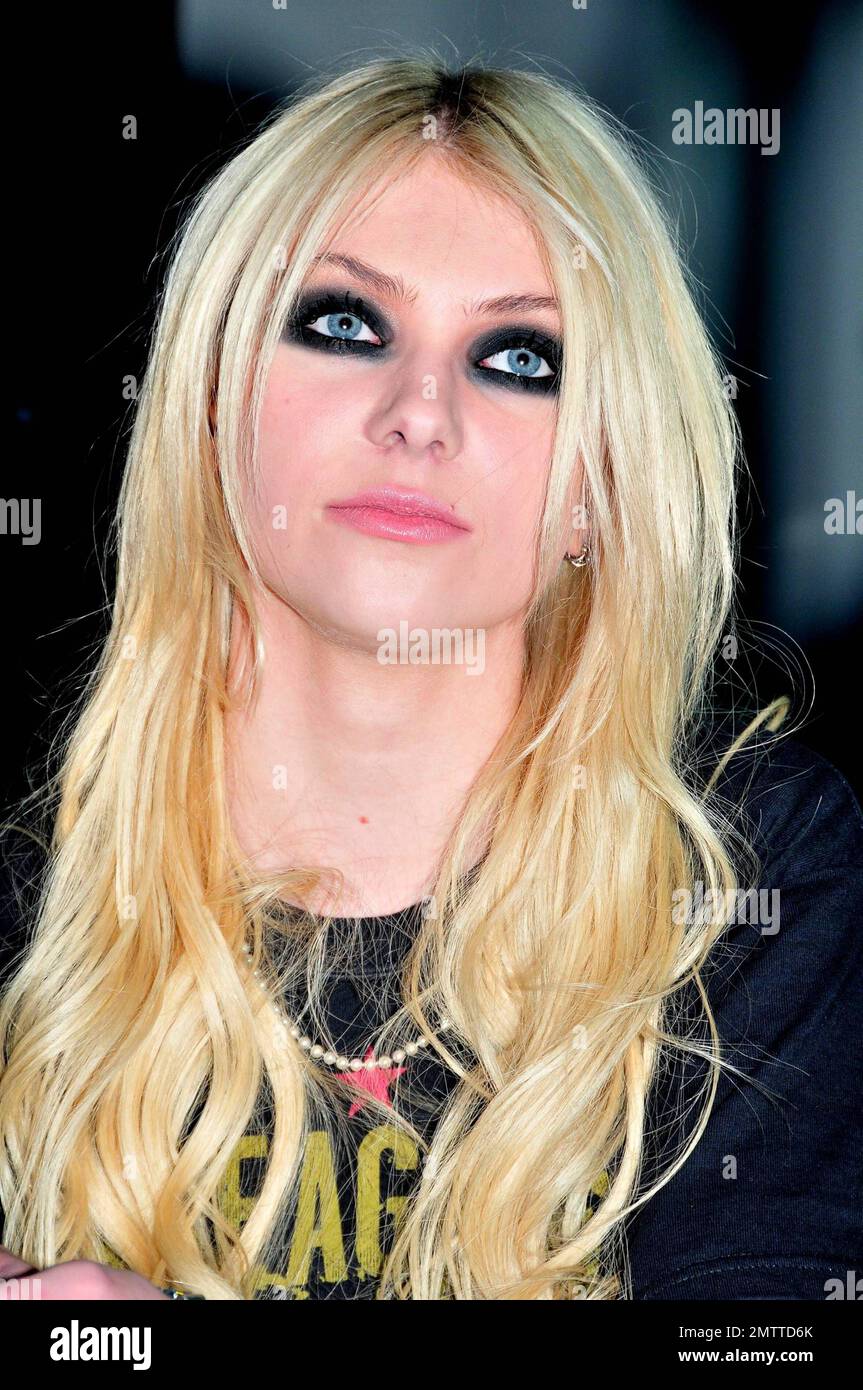 oplukker fortvivlelse mere og mere Taylor Momsen arrives to BMI's Industry Insider event "How I Produced The  Record" held at the New York Highline Ballroom. Taylor looked like a rock  star in her ripped skinny jeans and