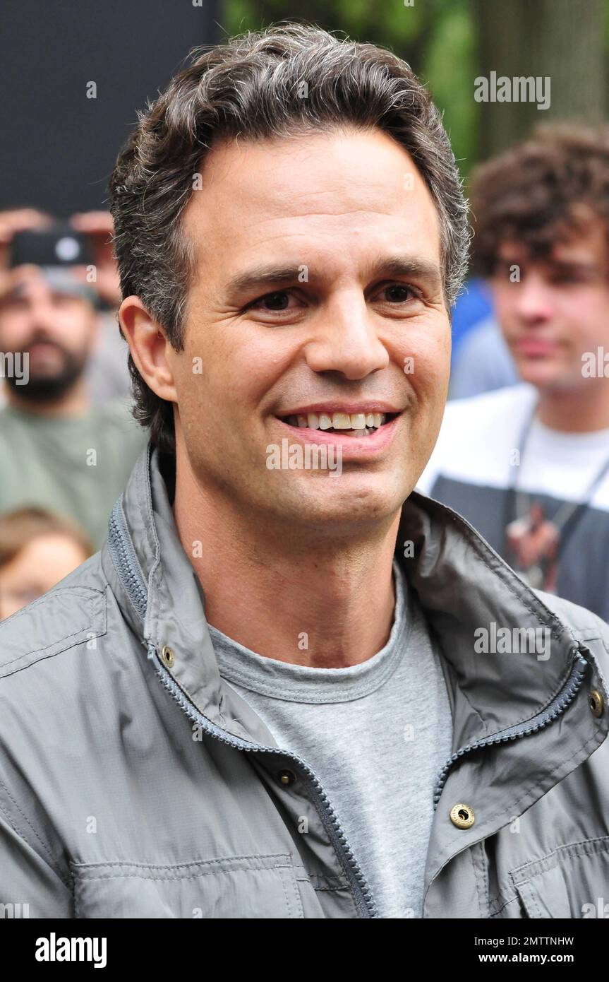 Gwyneth Paltrow and Mark Ruffalo film scenes on the set of their new