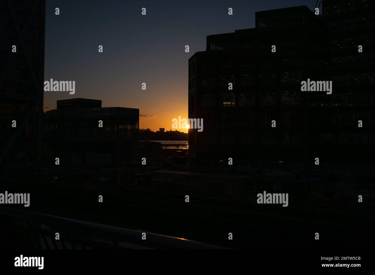 Canary wharf silhouette sunset hi-res stock photography and images - Alamy