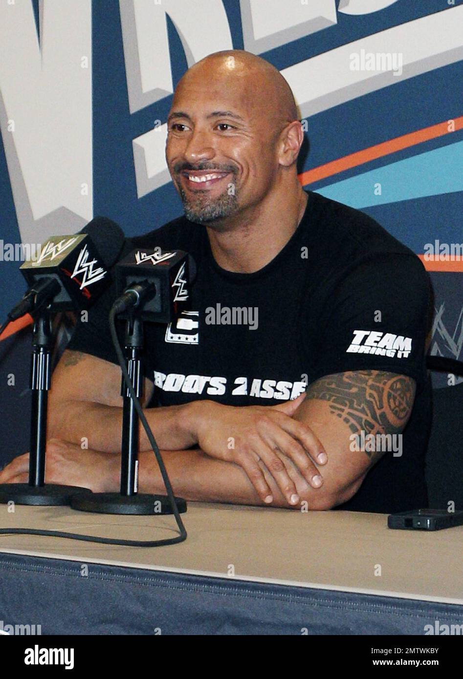 Dwayne johnson wwe hi-res stock photography and images - Alamy