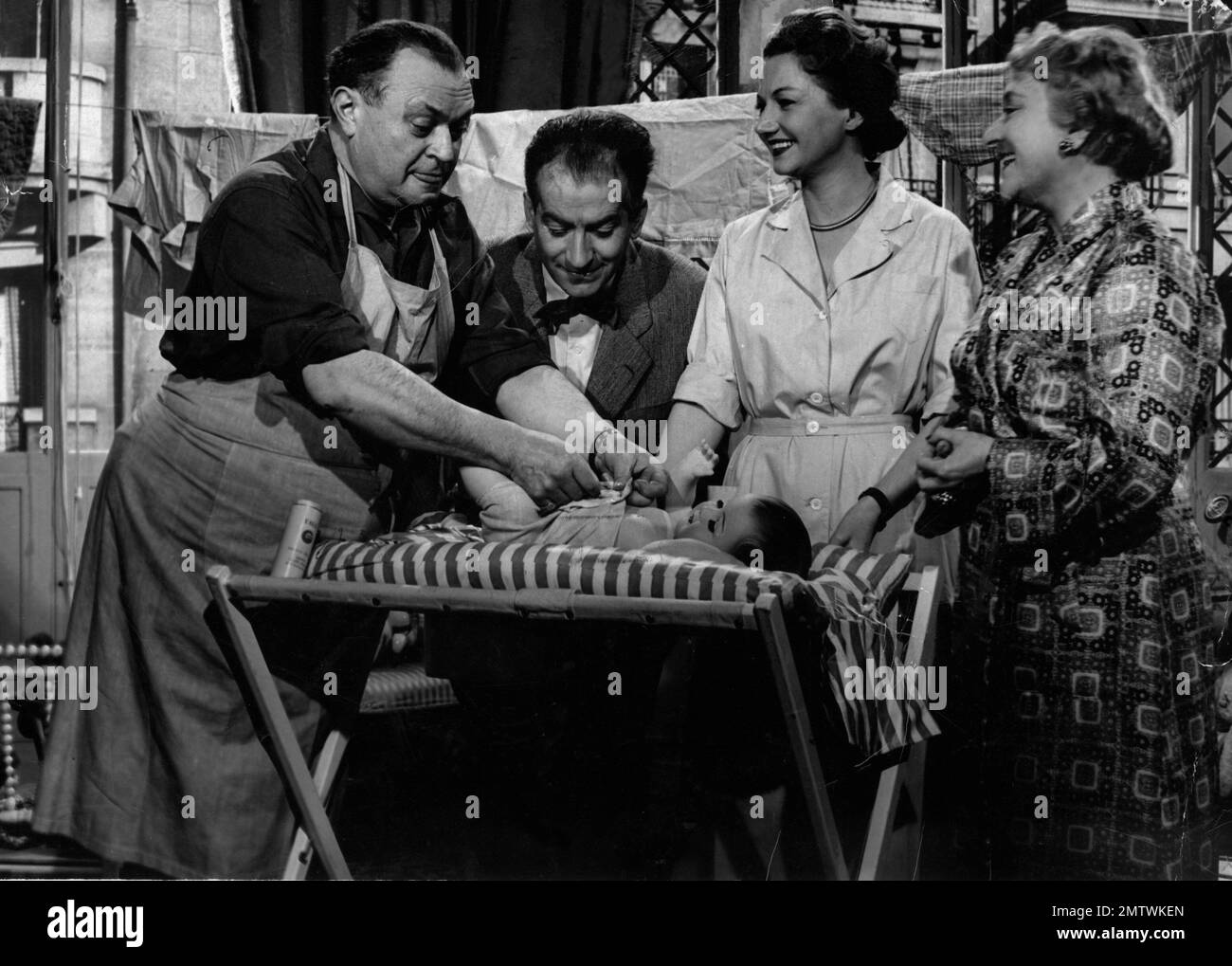 Bébés à gogo  Year: 1956 - France Raymond Souplex, Louis de Funès, Andréa Parisy, Marthe Alycia Director: Paul Mesnier Stock Photo