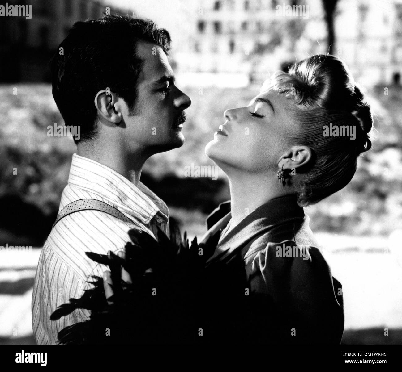 Casque d'or Year: 1952 - France Simone Signoret, Serge Reggiani  Director: Jacques Becker Stock Photo