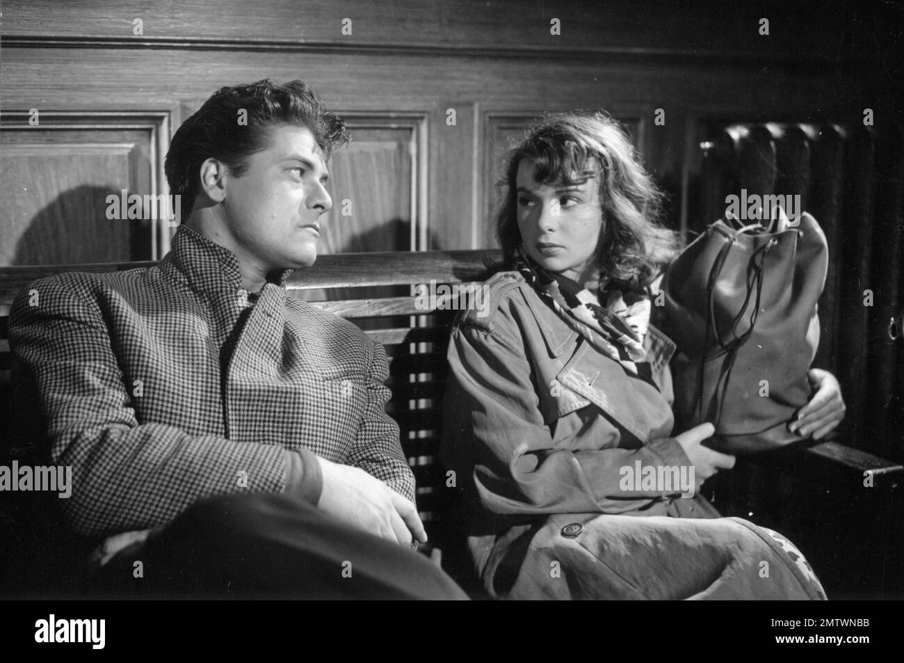 L'Épave Year: 1949 - France Françoise Arnoul, André Le Gall Director ...