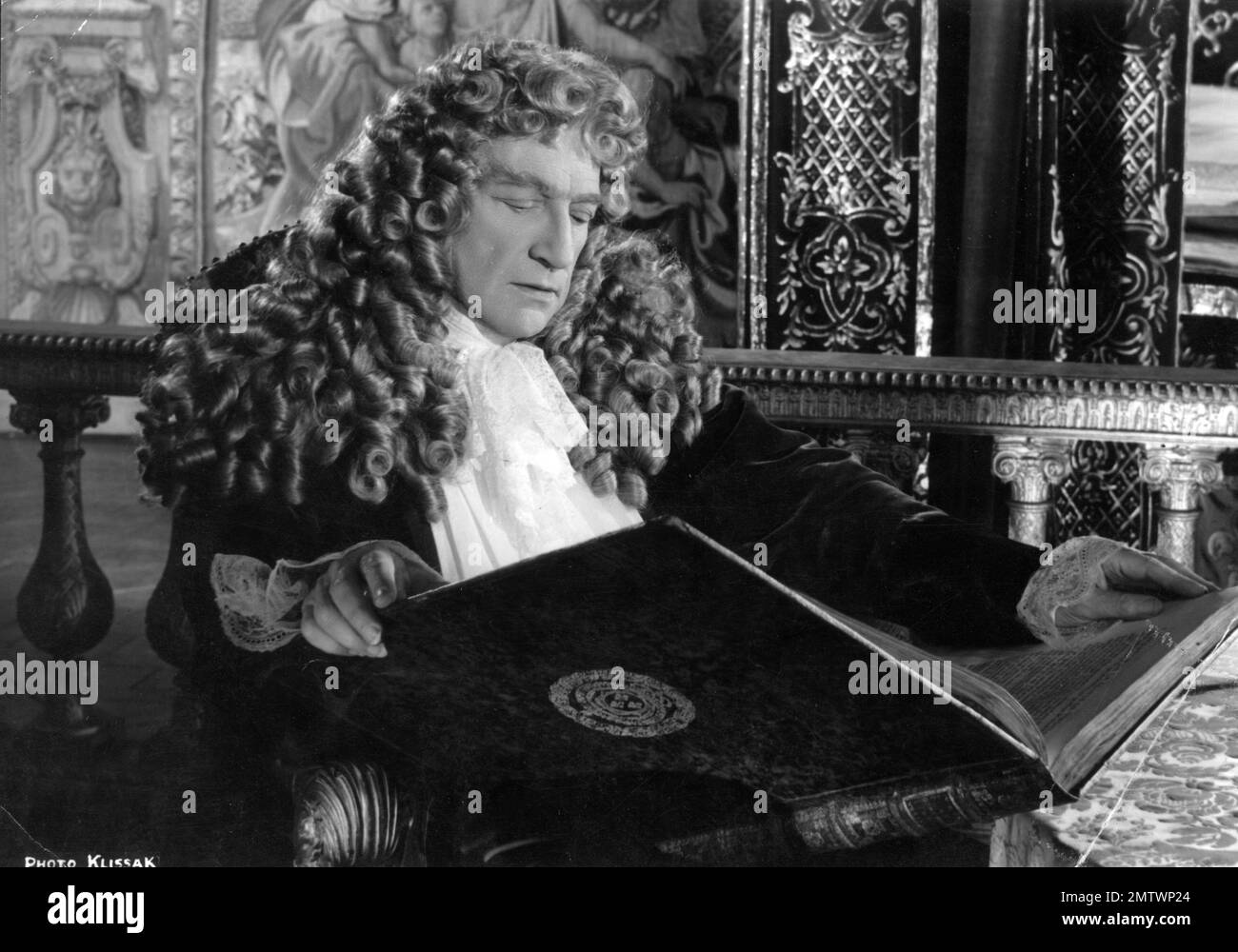 Si Versailles m'était conté  Royal Affairs in Versailles Year: 1954 - Italy / France Director: Sacha Guitry Sacha Guitry Stock Photo
