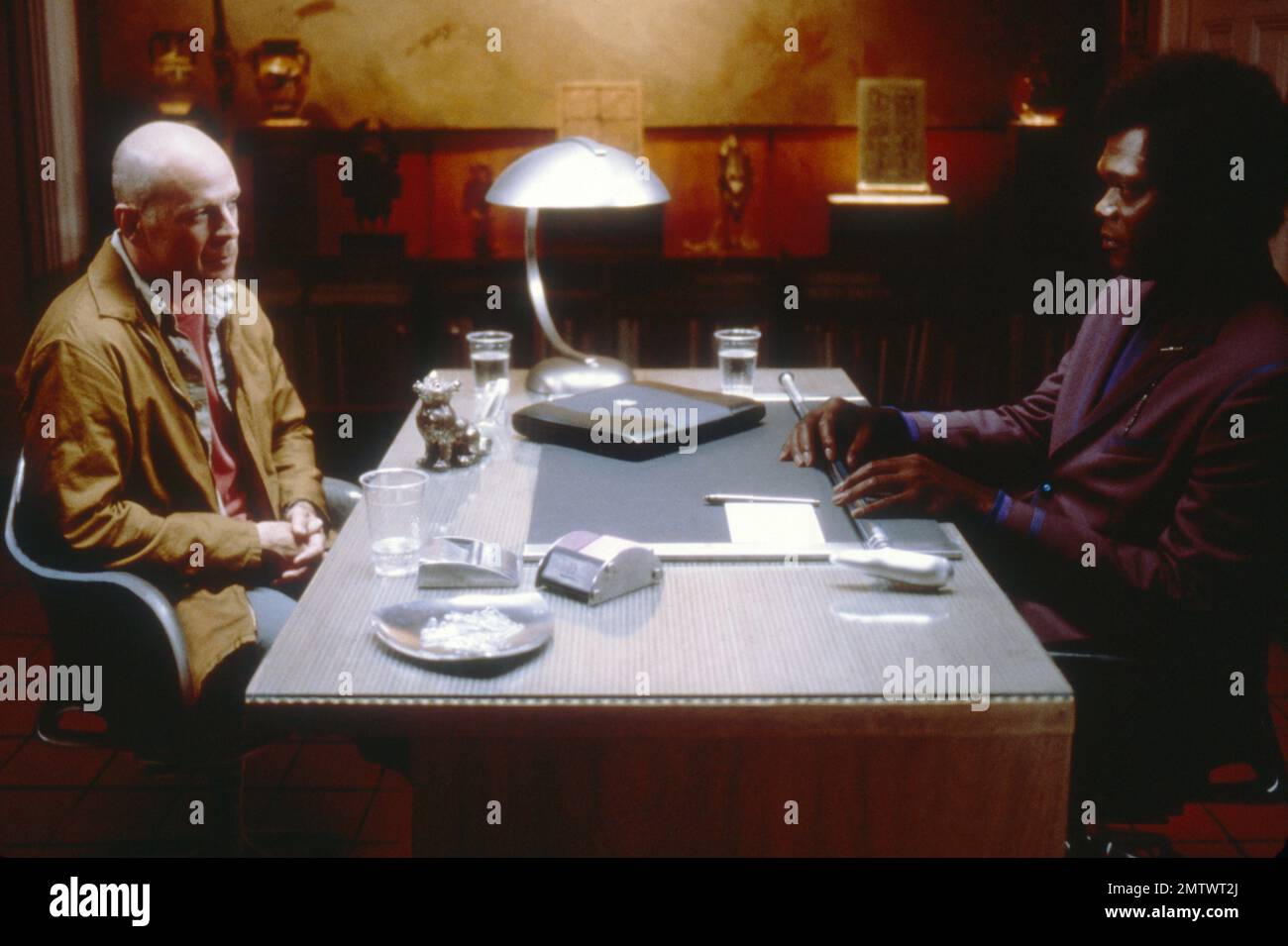 2000 usa director m night shyamalan bruce willis hi-res stock ...