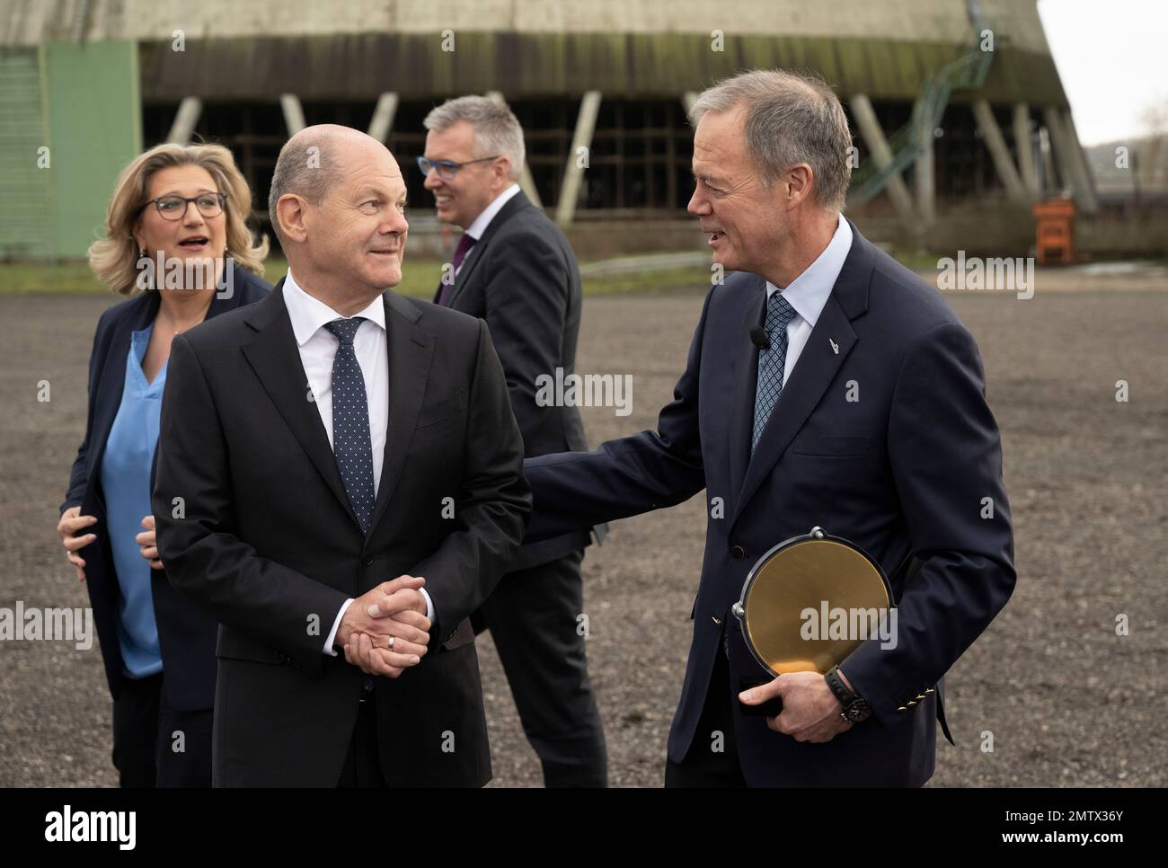 Ensdorf, Germany. 01st Feb, 2023. German Chancellor Olaf Scholz (SPD, 2nd from left) and Gregg Lowe, CEO of Wolfspeed (r), arrive at an event at the future site of the Wolfspeed chip factory in Ensdorf in Saarland. On the left, Anke Rehlinger (SPD), Minister President of Saarland, behind her Holger Klein, CEO of ZF. The U.S. company Wolfspeed wants to build a modern chip factory in Saarland. The supplier ZF wants to support the new construction with an investment as part of a new strategic partnership. Credit: Boris Roessler/dpa/Alamy Live News Stock Photo