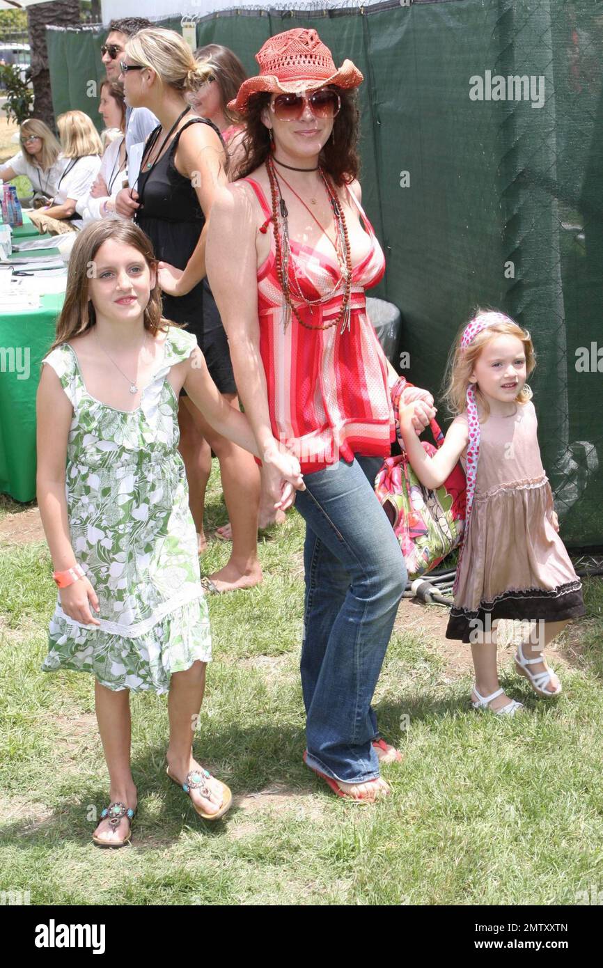 Joely Fisher arrives with daughters Skylar and True Harlow to Wadsworth ...