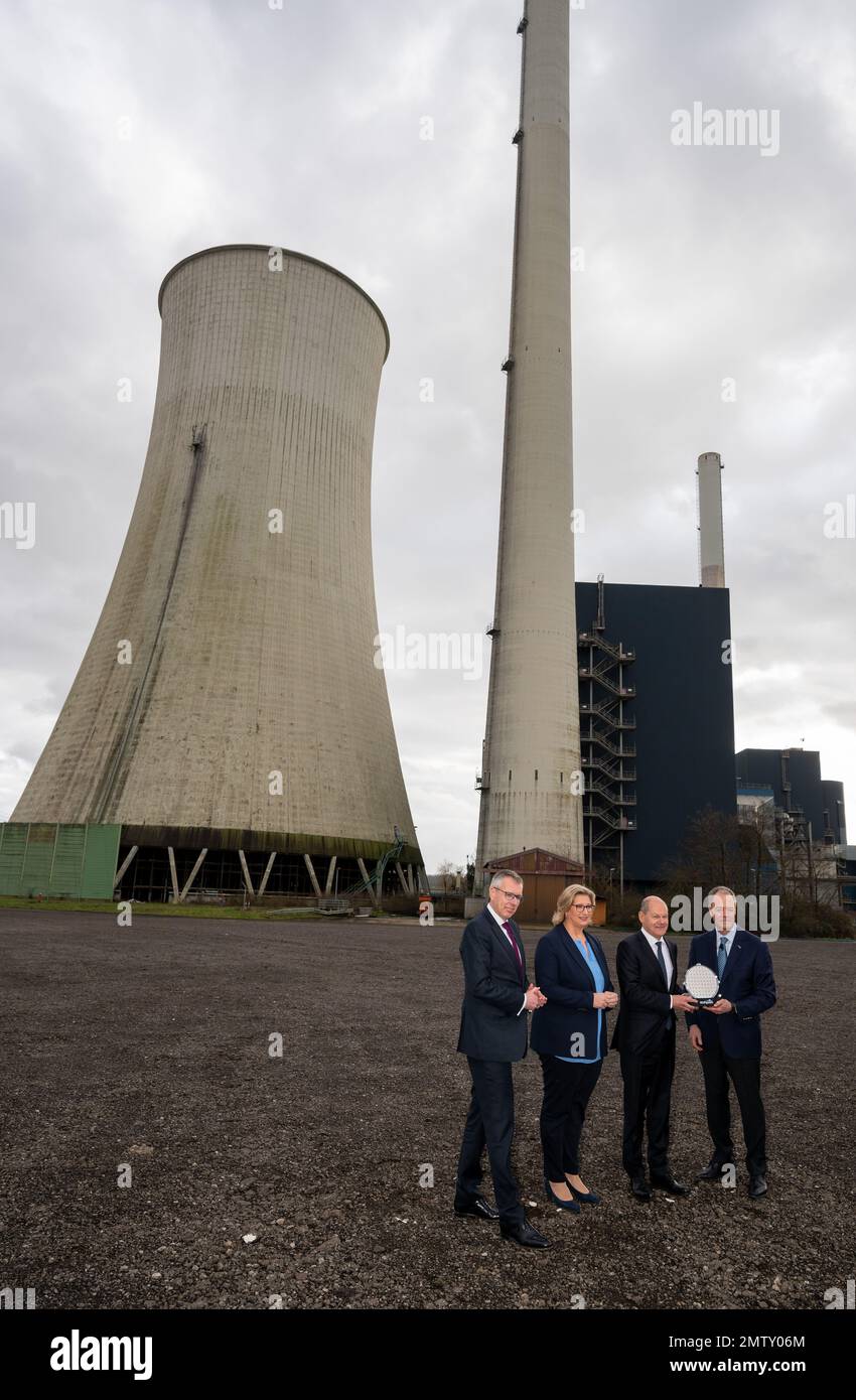 Ensdorf, Germany. 01st Feb, 2023. Holger Klein (l-r), CEO of ZF, Anke Rehlinger (SPD), Minister President of Saarland, Chancellor Olaf Scholz (SPD) and Gregg Lowe, CEO of Wolfspeed, stand in front of a disused coal-fired power plant. The U.S. company Wolfspeed wants to build a modern chip factory in Saarland. The supplier ZF wants to support the new construction with an investment as part of a new strategic partnership. Credit: Harald Tittel/dpa/Alamy Live News Stock Photo