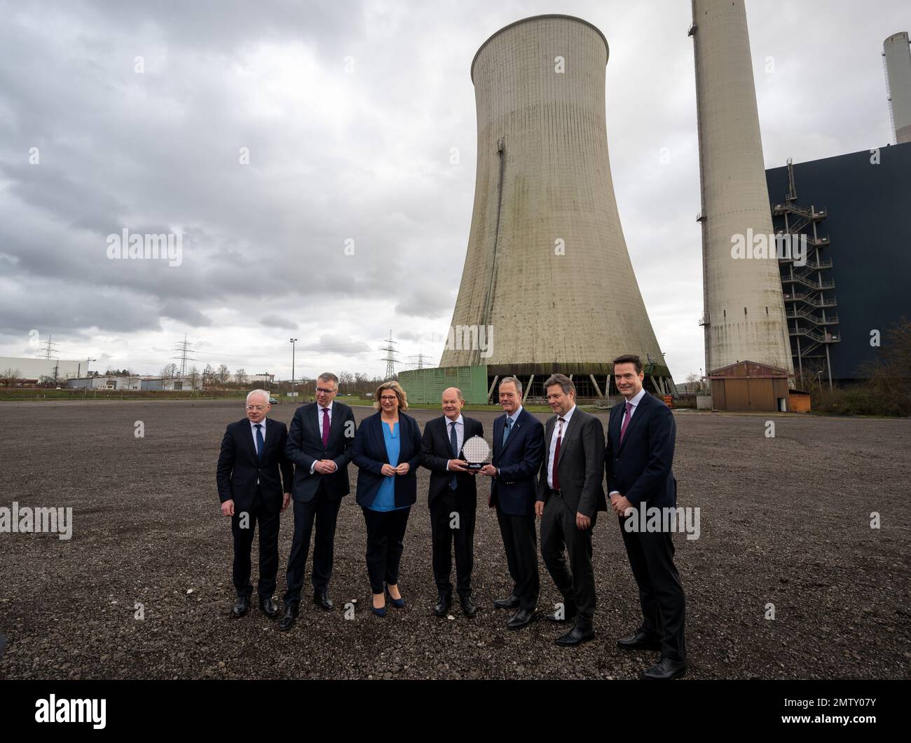 01 February 2023, Saarland, Ensdorf: Jürgen Barke (l-r, SPD, Saarland Minister of Economics), Holger Klein, CEO ZF Group, Anke Rehlinger (SPD), Minister President of Saarland, German Chancellor Olaf Scholz (SPD) and Gregg Lowe, CEO Wolfspeed, Robert Habeck (Bündnis 90/Die Grünen), Federal Minister of Economics and Climate Protection, and Stephan von Schuckmann, Member of the Board of Management ZF Group, stand in front of a decommissioned coal-fired power plant. The U.S. company Wolfspeed wants to build a modern chip factory in Saarland. The supplier ZF wants to support the new construction wi Stock Photo