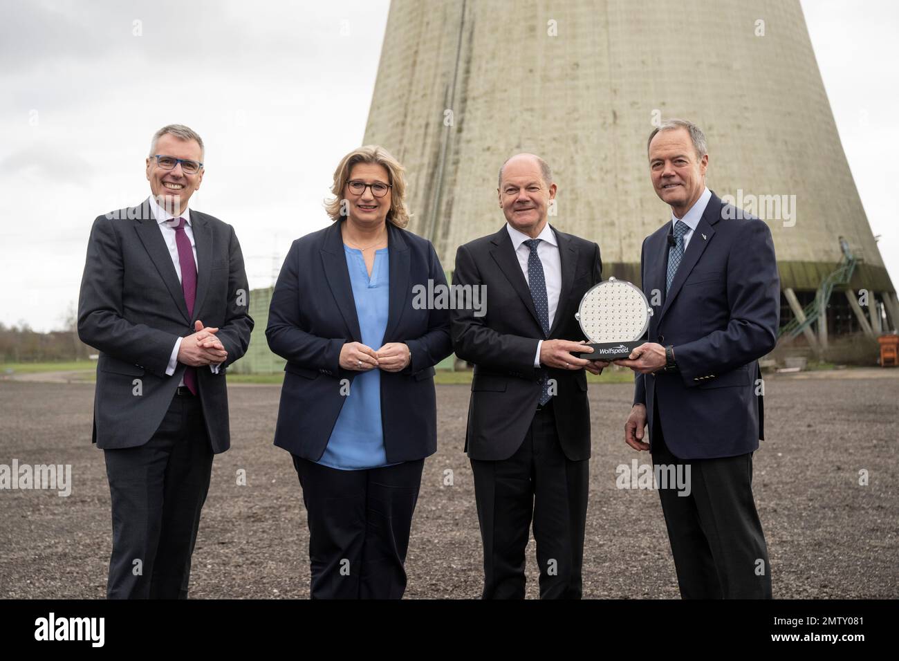 Ensdorf, Germany. 01st Feb, 2023. Holger Klein (l-r), CEO of ZF, Anke Rehlinger (SPD), Minister President of Saarland, Chancellor Olaf Scholz (SPD) and Gregg Lowe, CEO of Wolfspeed, stand with a wafer at an event at the future site of the Wolfspeed chip factory in Ensdorf in Saarland. The U.S. company wants to build a modern chip factory in Saarland. The supplier ZF wants to support the new building with an investment as part of a new strategic partnership. Credit: Boris Roessler/dpa/Alamy Live News Stock Photo