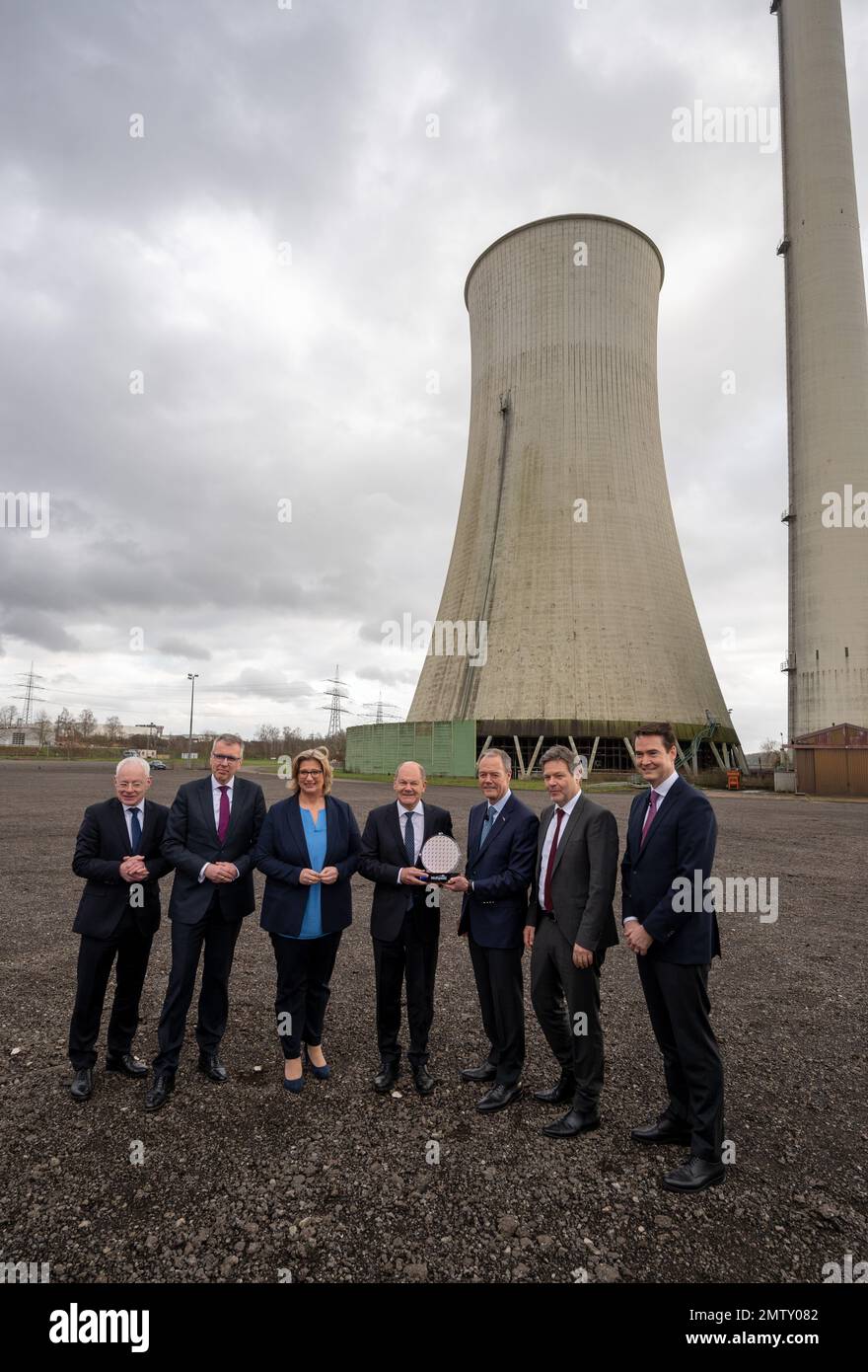 01 February 2023, Saarland, Ensdorf: Jürgen Barke (l-r, SPD, Saarland Minister of Economics), Holger Klein, CEO ZF Group, Anke Rehlinger (SPD), Minister President of Saarland, German Chancellor Olaf Scholz (SPD) and Gregg Lowe, CEO Wolfspeed, Robert Habeck (Bündnis 90/Die Grünen), Federal Minister of Economics and Climate Protection, and Stephan von Schuckmann, Member of the Board of Management ZF Group, stand in front of a decommissioned coal-fired power plant. The U.S. company Wolfspeed wants to build a modern chip factory in Saarland. The supplier ZF wants to support the new construction wi Stock Photo
