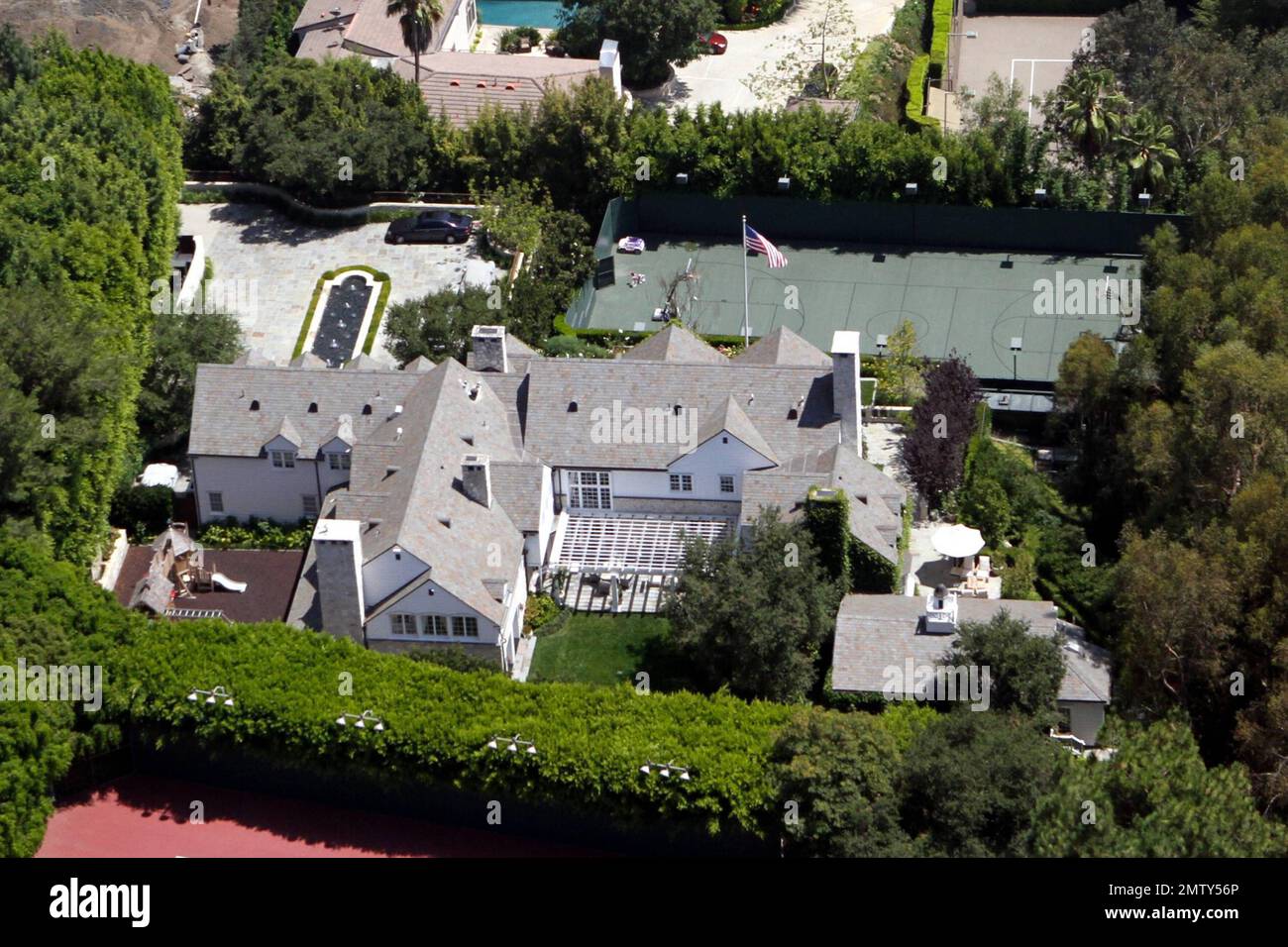 Aerial views of Tom Cruise and Katie Holmes' $35 million Beverly Hills  mansion. The traditional-style residence, originally built as a 10,000  square-foot home in 1937, was expanded four years ago and now, image size:1300x956
