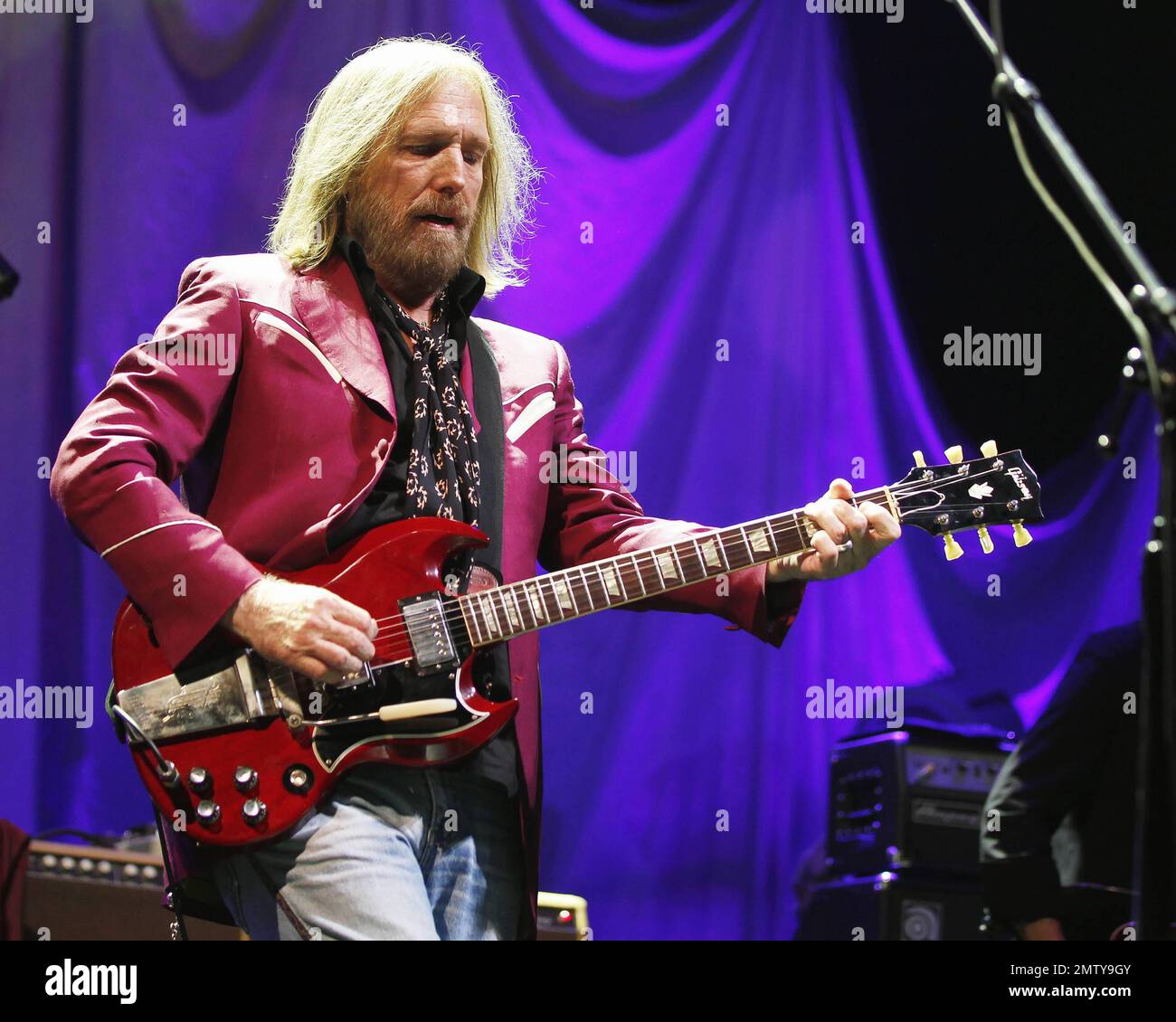 Tom Perry Tom petty concert stage hi-res stock photography and images - Alamy