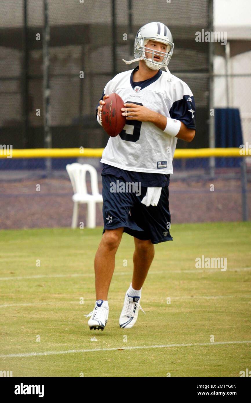 Dallas Cowboys quarterback Tony Romo (9) drops back to throw a pass during  an NFL football training camp, Wednesday, June 1, 2016, in Irving, Texas.  (AP Photo/Tony Gutierrez Stock Photo - Alamy