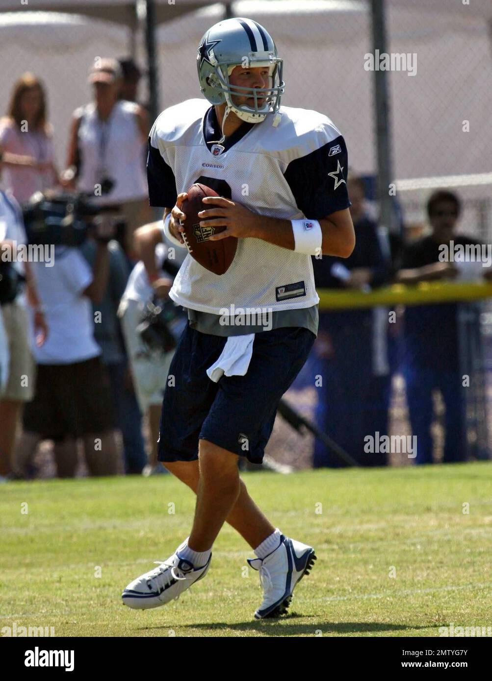 Dallas Cowboys' Tony Romo calls the snap count at the morning practice  during training camp, Wednesday, July 30, 2008, in Oxnard, California.  (Photo by Ron Jenkins/Fort Worth Star-Telegram/MCT/Sipa USA Stock Photo 