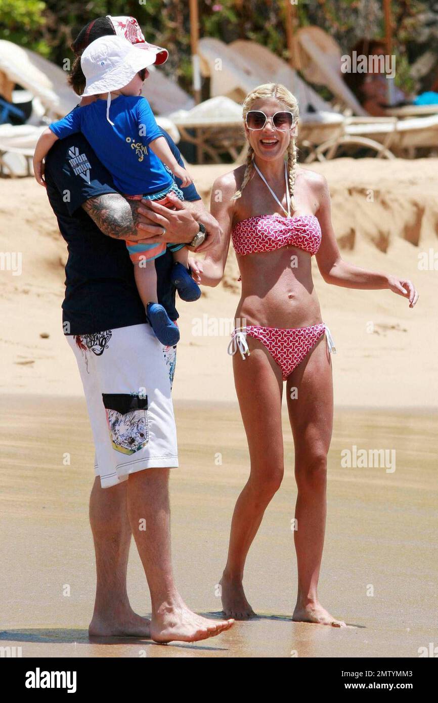 Actress and reality tv show star Tori Spelling looks painfully thin in a  bikini whilst vacationing in Hawaii with husband Dean McDermott and son  Liam. Hawaii 6/16/09 Stock Photo - Alamy