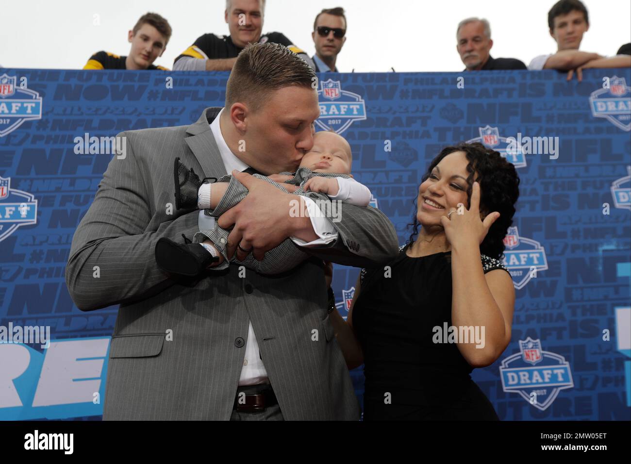 Garett Bolles của Utah đến cùng con trai Kingston và vợ Natalie để tham dự vòng đầu tiên của kỳ tuyển chọn bóng bầu dục NFL năm 2017, thứ năm, ngày 27 tháng 4 năm 2017, tại Philadelphia. (Ảnh AP/Ảnh lưu trữ Julio Cortez - Alamy