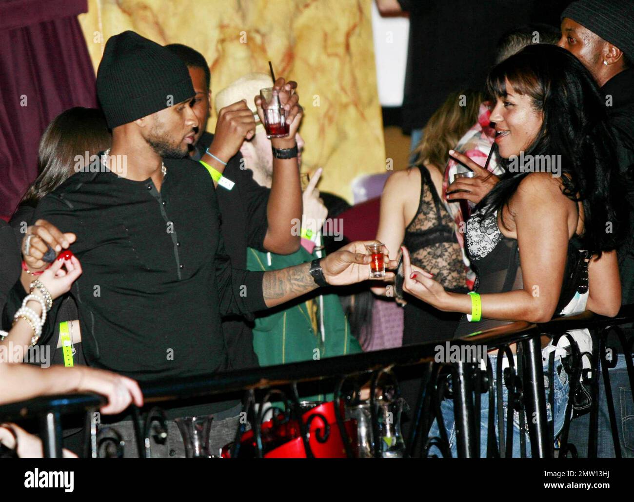 R&B musician Usher (aka Usher Raymond IV) appeared to enjoy chatting