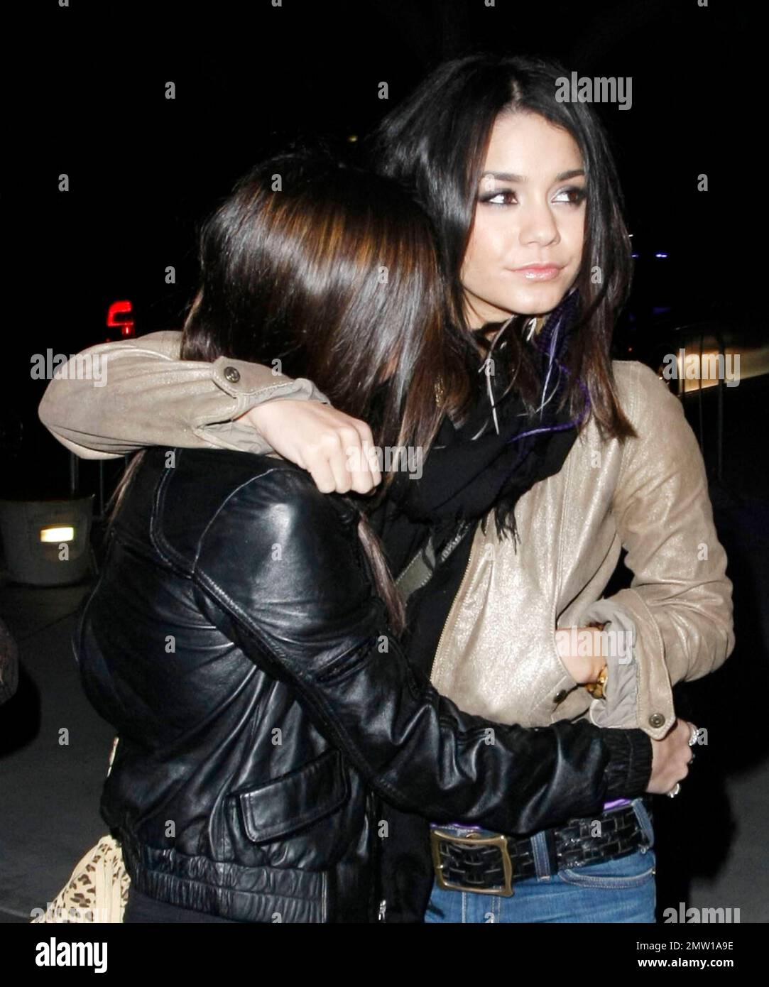 Josh Hutcherson And Vanessa Hudgens Holding Hands(02)