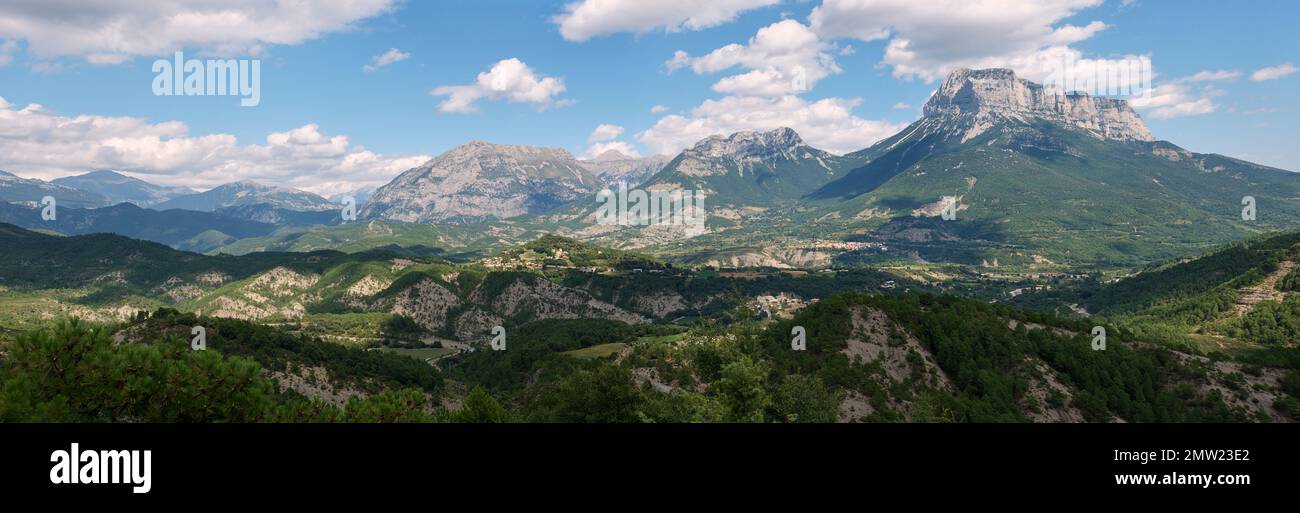 View of towns of Belsierre, Puyarruego and Laspuña with Sierra Ferrera and Peña Montañesa peak (Laspuña, Sobrarbe, Huesca, Pyrenees, Aragon, Spain) Stock Photo