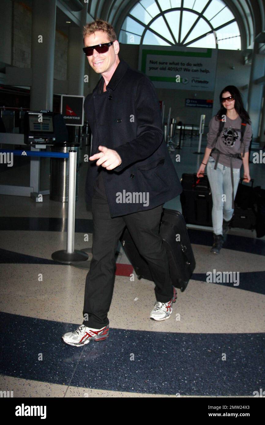 EXCLUSIVE!! Vince Shlomi and girlfriend arrive at LAX to catch a flight