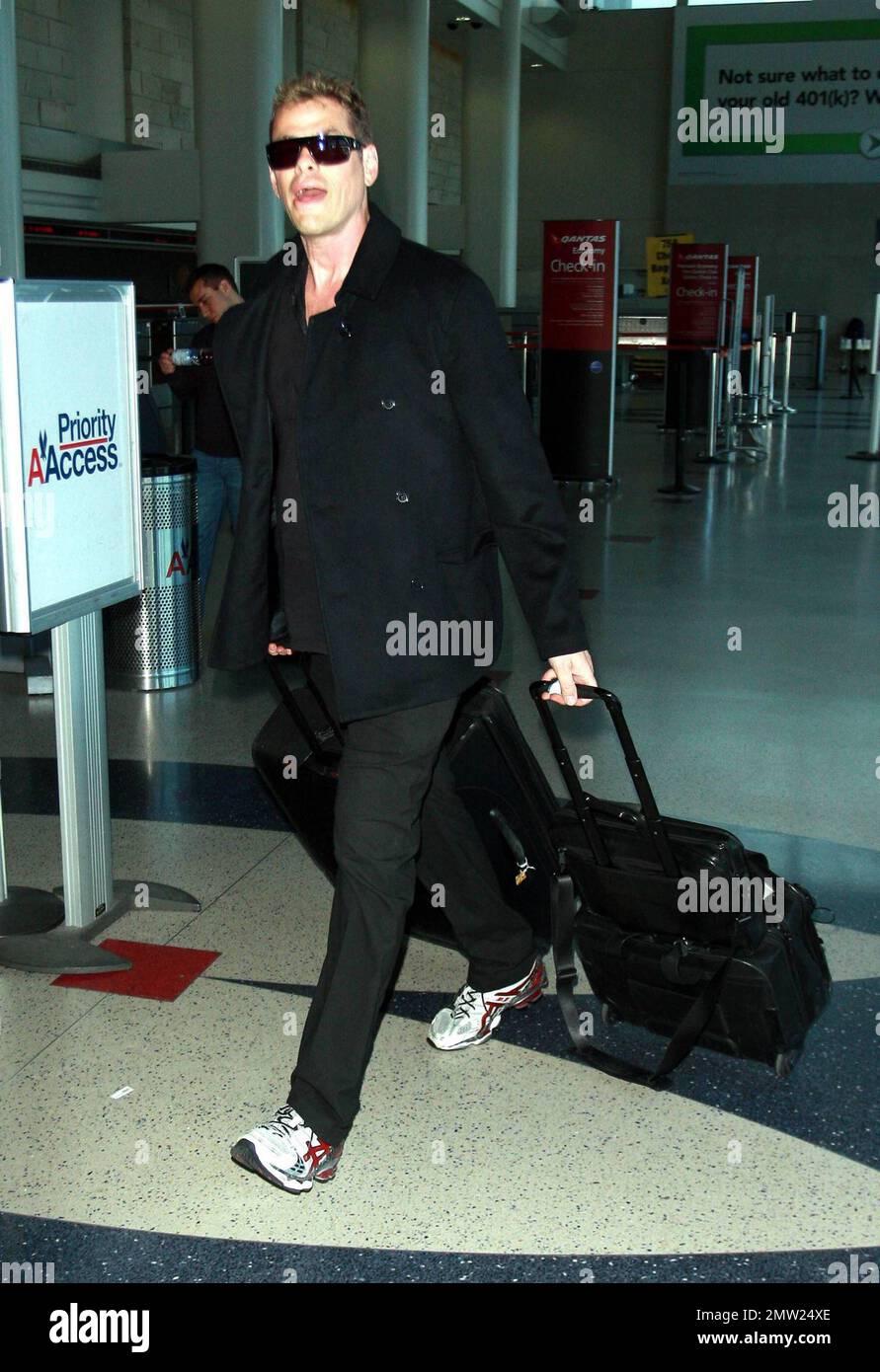 EXCLUSIVE!! Vince Shlomi and girlfriend arrive at LAX to catch a flight