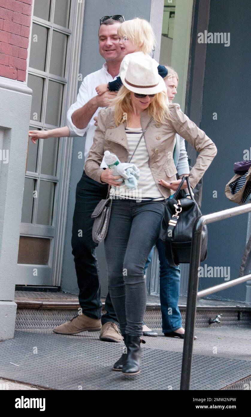 USA AND CANADA ONLY - Actress Naomi Watts and husband Liev Schreiber preparing to go out for a picnic over Mother's Day weekend with their youngest son Samuel Kai in New York, NY. 05/08/11. Stock Photo