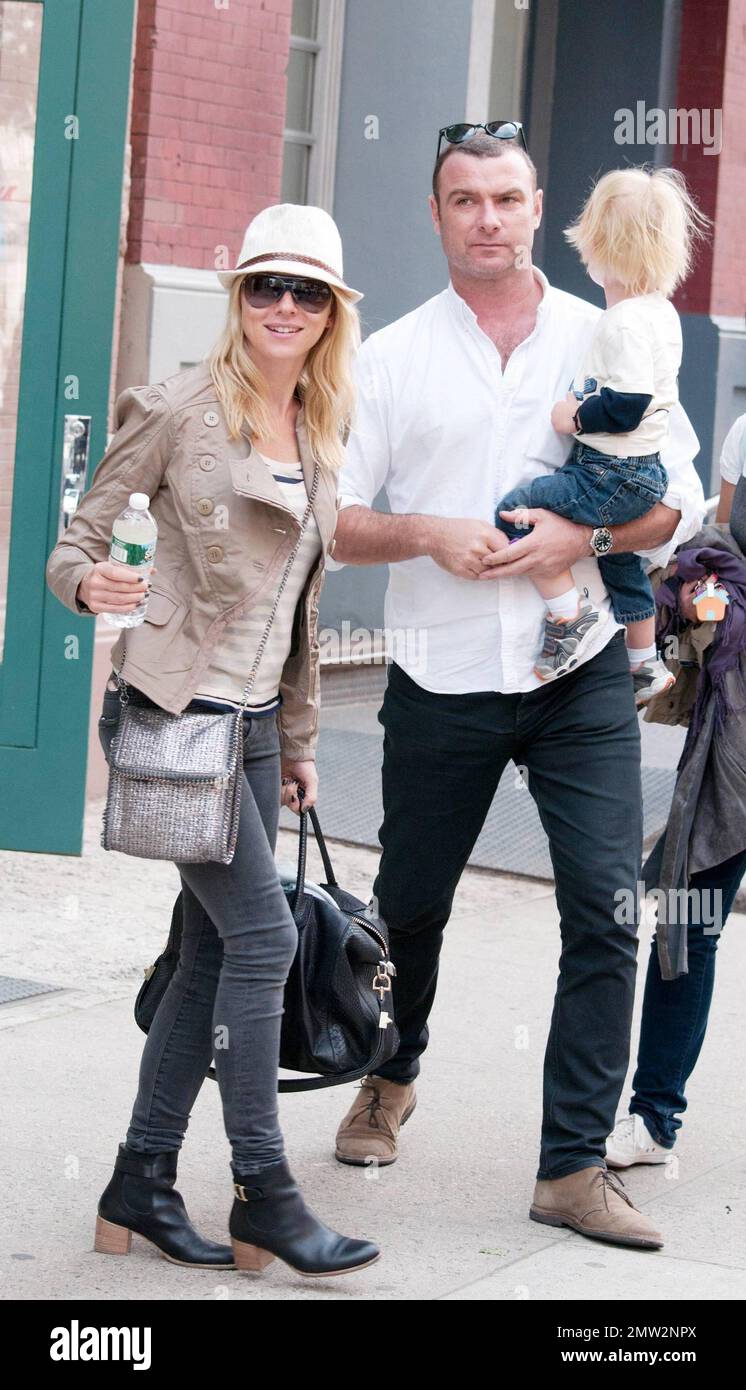 USA AND CANADA ONLY - Actress Naomi Watts and husband Liev Schreiber preparing to go out for a picnic over Mother's Day weekend with their youngest son Samuel Kai in New York, NY. 05/08/11. Stock Photo