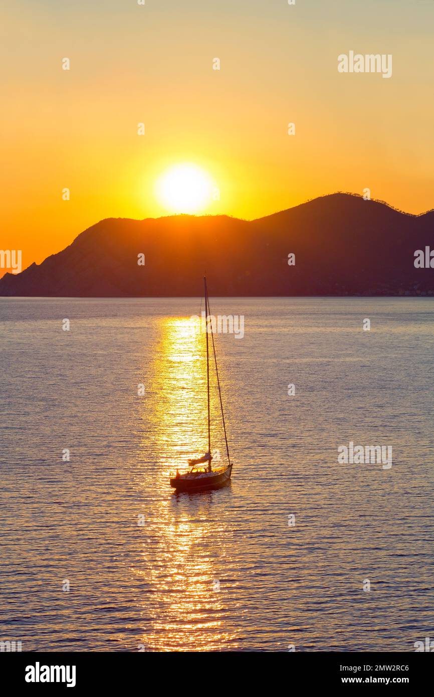Silhouette of yacht with setting sun and calm sea Stock Photo - Alamy