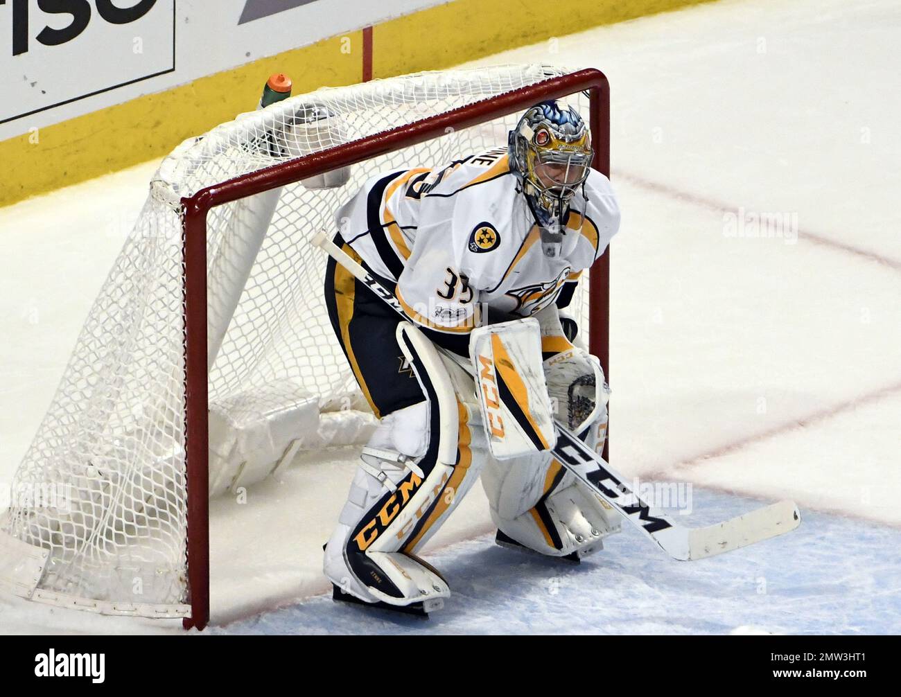 nashville-predators-goalie-pekka-rinne-35-plays-against-the-chicago