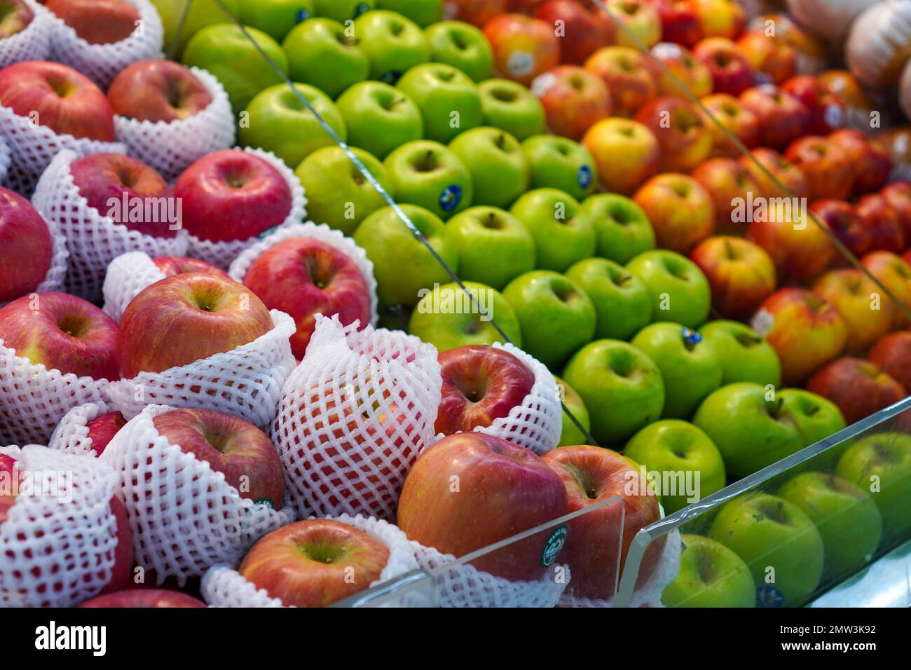 Variety of fresh apples on display at a supermarket Stock Photo - Alamy