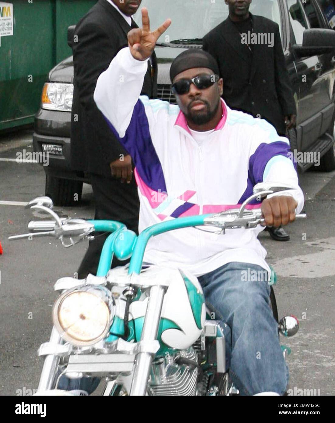 Wyclef Jean makes an appearance at Verizon Wireless in Miami before his ...