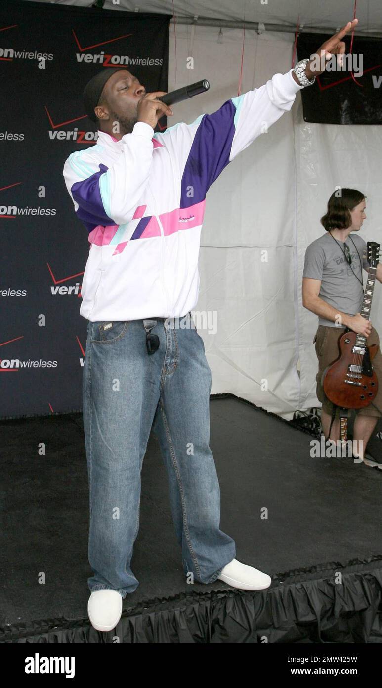 Wyclef Jean makes an appearance at Verizon Wireless in Miami before his ...