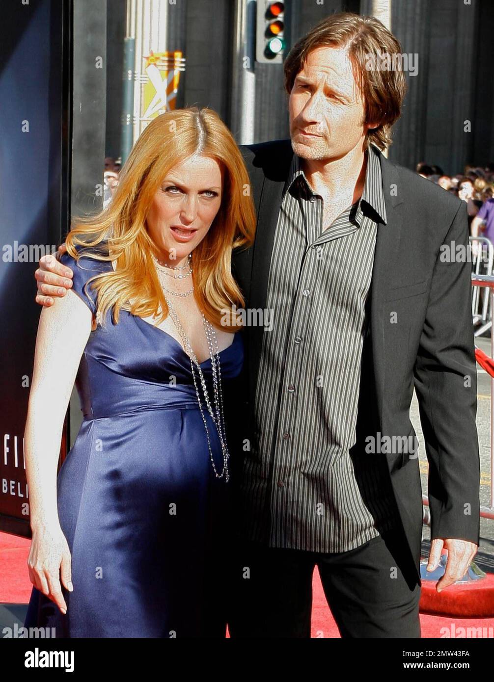 Gillian anderson david duchovny world hi-res stock photography and images -  Alamy, image size:1006x1390