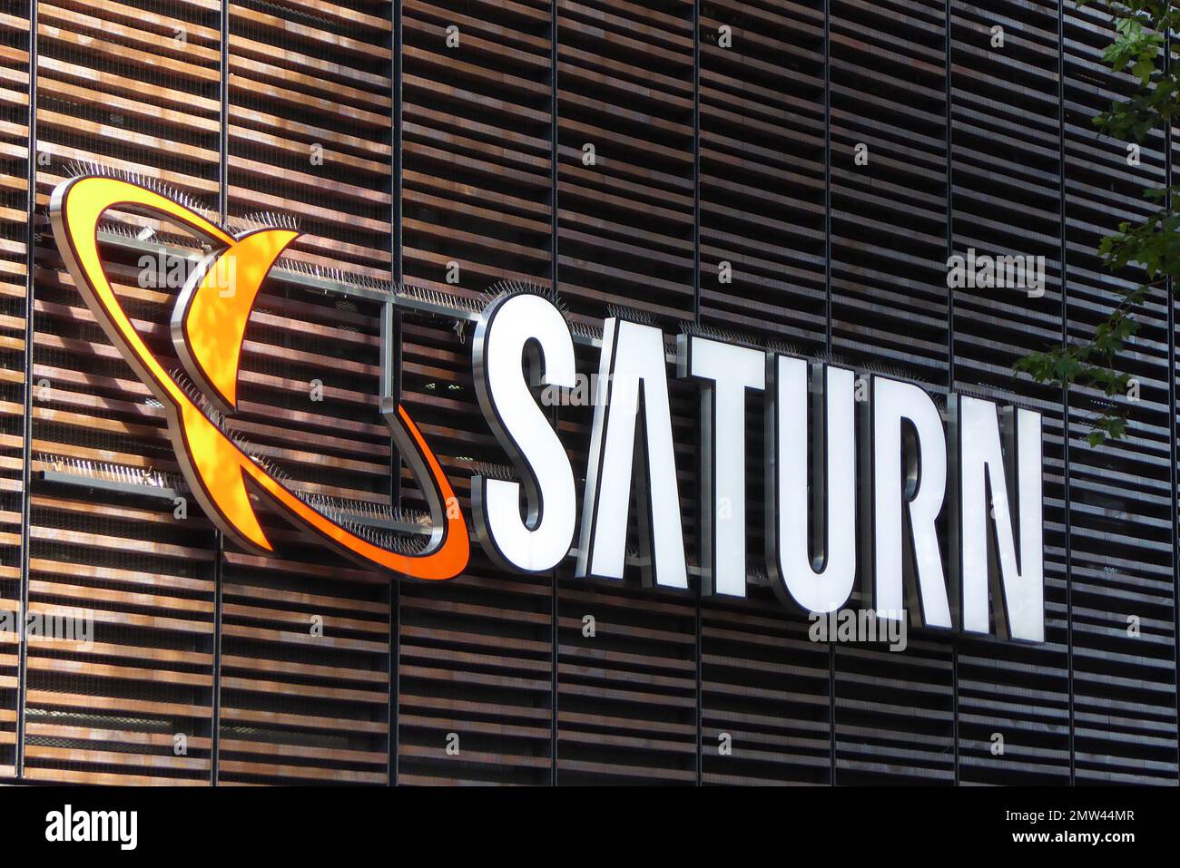 Saturn Logo von der Elektrofachmarktkette Media-Saturn-Holding vom Einzelhandelsunternehmen Ceconomy Stock Photo